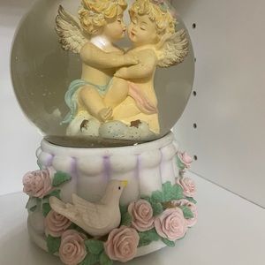 Snow Globe musical wind up Couple Angel